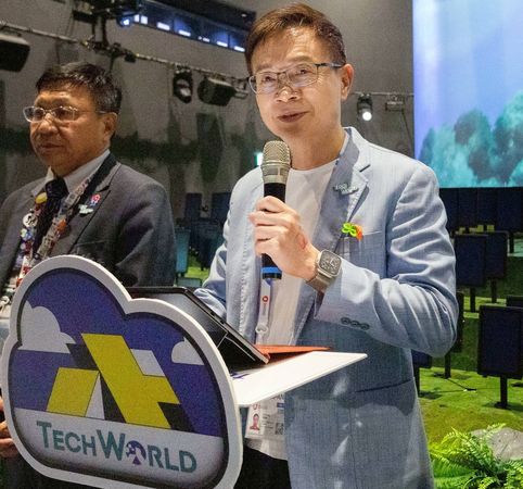 ▲名譽會長黃志芳(右)表示,未來,TECH WORLD的精神會繼續存在於我們每一個人身上;左為館長邱揮立。(圖/貿協提供)