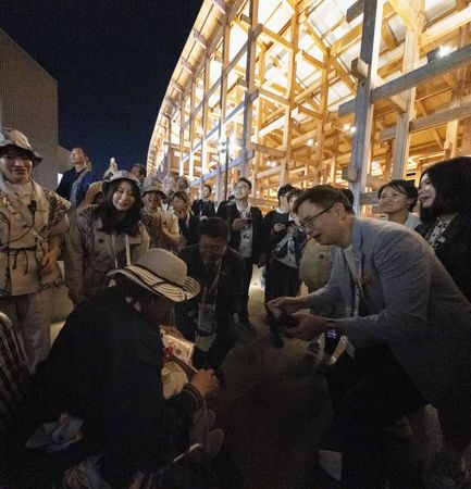 ▲黃志芳(右)與全體工作人員共同歡送最後一批客人。(圖/貿協提供)