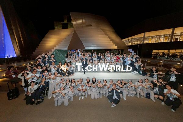 ▲名譽會長黃志芳、TECH WORLD館長邱揮立與全體工作人員一同在TECH WORLD館LOGO前合影。(圖/貿協提供)