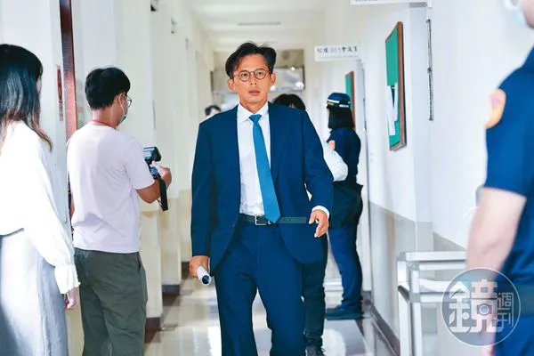 黃國昌(圖)針對前民進黨祕書長林錫耀在Telegram討論司法人事案,不但要求成立調查委員會,更直言「臭不可聞」,詎料,對話截圖來源竟是黃國昌網軍駭來的。(鏡報李智為)