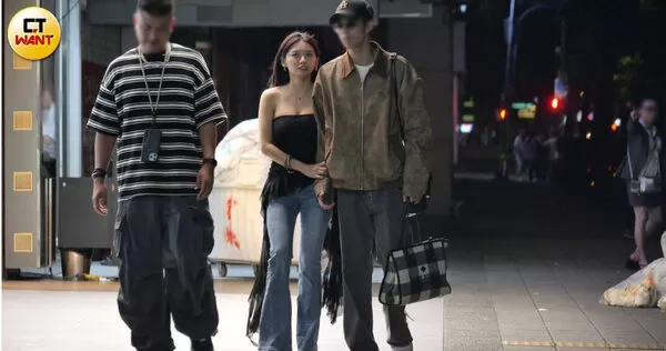 祈錦鈅與老公A先生深夜在台北街頭依偎,絲毫不在意旁人眼光(圖/本刊攝影組)