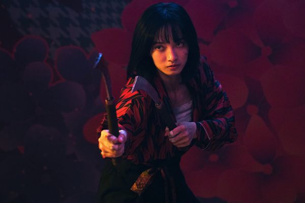 ▲韓寧(左) 在《花臉貓:修羅道》中扮演藝妓,和福士蒼汰有精彩對手戲。(圖/烈日影像提供)