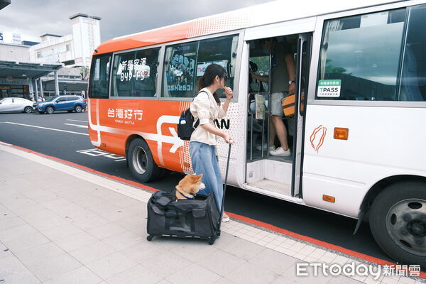 ▲西拉雅風管處推出「毛孩趣旅行」活動,邀請毛爸毛媽搭乘台灣好行出遊。(記者林東良翻攝,下同)
