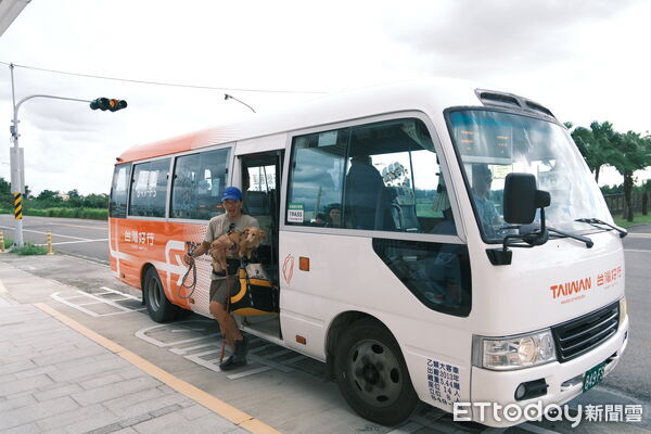 ▲西拉雅風管處推出「毛孩趣旅行」活動,邀請毛爸毛媽搭乘台灣好行出遊。(記者林東良翻攝,下同)