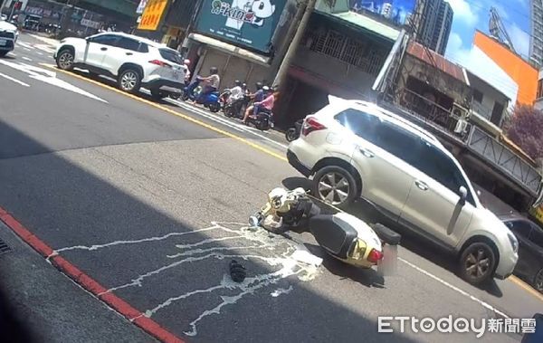 ▲▼遭地院發佈通緝的男子被警方壓制在地。(圖/民眾提供,下同)