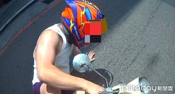 ▲▼遭地院發佈通緝的男子被警方壓制在地。(圖/民眾提供,下同)