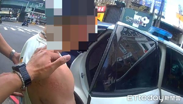 ▲▼遭地院發佈通緝的男子被警方壓制在地。(圖/民眾提供,下同)