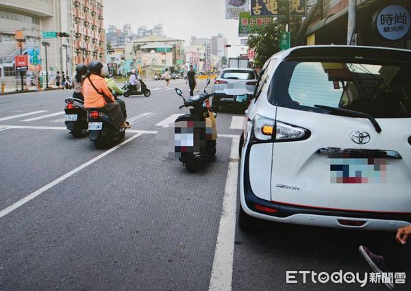 ▲屏東市民生路交通事故。(圖/記者陳崑福翻攝)
