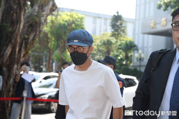 ▲李威首度於改為通常程序後以污點證人身分現身台北地院出庭。(圖/記者黃哲民攝)