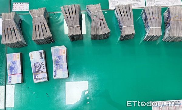 ▲▼現場查扣現金376萬元。(圖/中壢警分局提供)