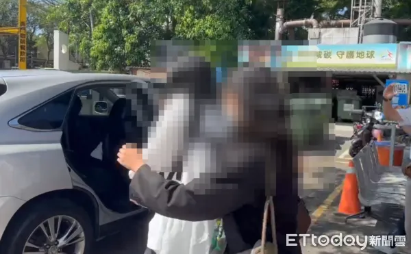 ▲▼ 長榮航空孫姓空服員告別式,大姊捧著骨灰罈帶妹妹回家。(圖/記者白珈陽攝)