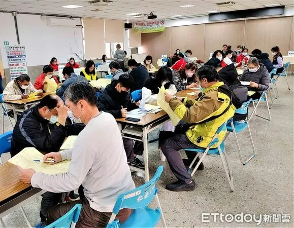 ▲台南就業中心10月16日舉辦聯合徵才活動,現場釋出近300個工作機會。(記者林東良翻攝,下同)