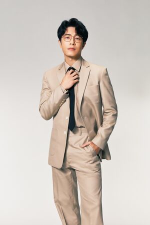 ▲▼韋禮安化身「韋志豪」,戴著斯文眼鏡、穿著卡其西裝。(圖/索尼音樂提供)