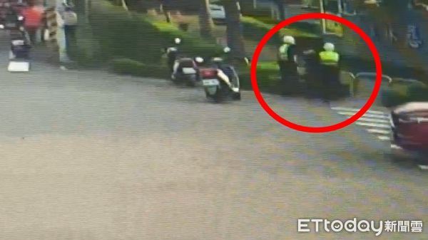 ▲嘉義男爛醉衝廟會遶境當街「持刀揮舞」,嚇壞民眾。(圖/記者翁伊森翻攝,下同)