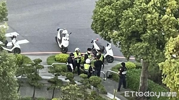 ▲嘉義男爛醉衝廟會遶境當街「持刀揮舞」,嚇壞民眾。(圖/記者翁伊森翻攝,下同)