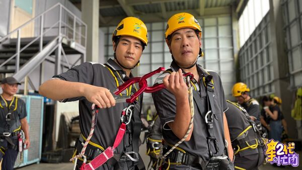 ▲余祥銓(右)與鹿希派體驗不同職業。(圖/星二代很忙內)