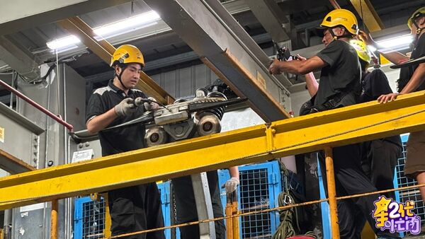 ▲余祥銓(右)與鹿希派體驗不同職業。(圖/星二代很忙內)