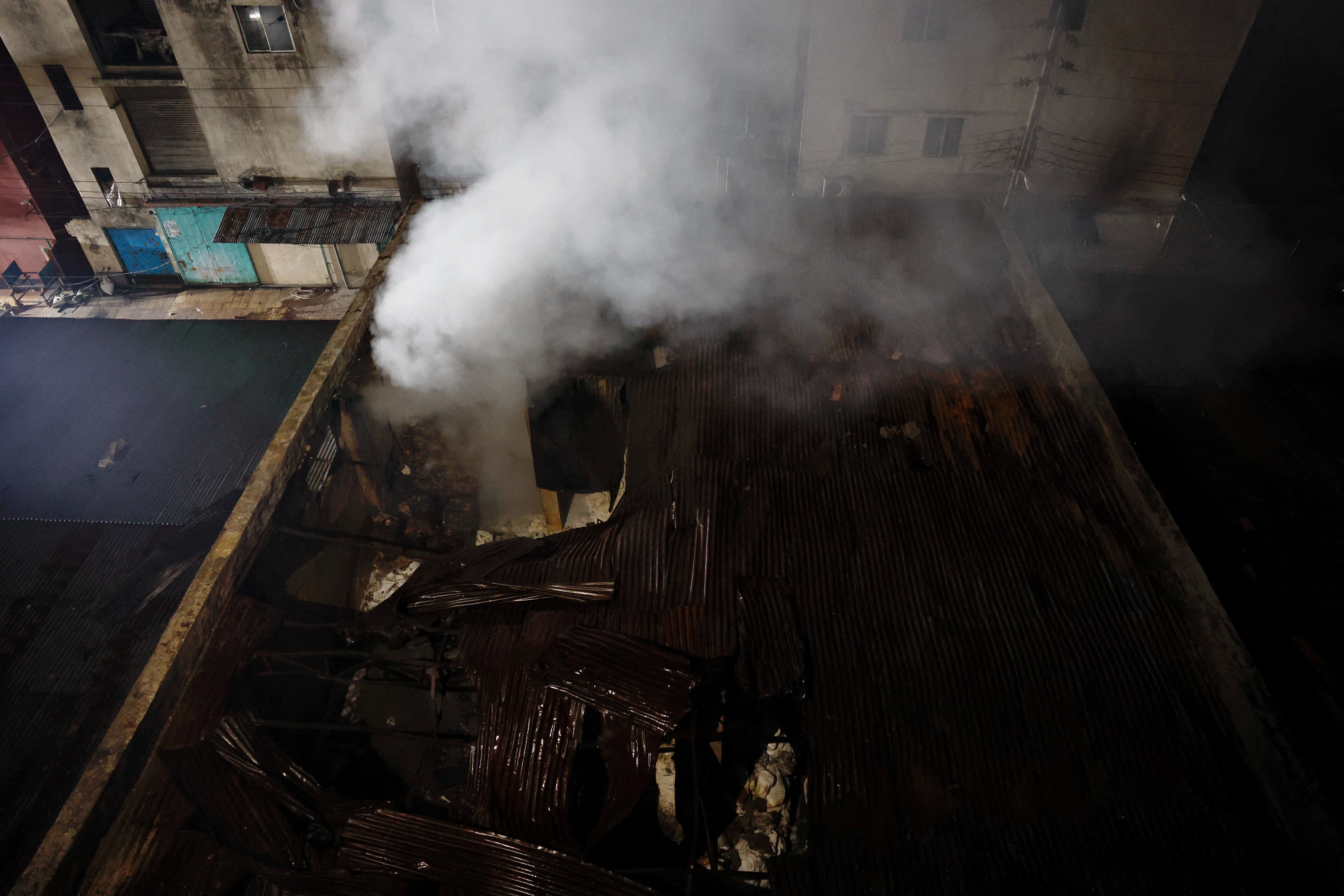 ▲▼ 孟加拉首都達卡一間成衣工廠和一座化學倉庫14日中午發生大火。(圖/路透)