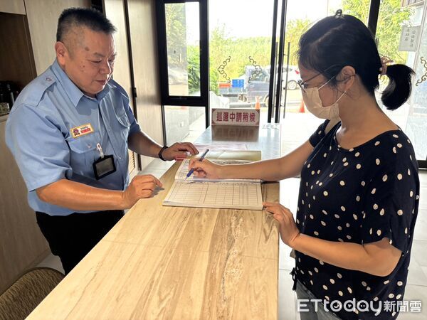 ▲58歲曾先生巡視社區設備、協助住戶處理問題,展現多年現場經驗的沉穩與細心。(圖/記者游瓊華翻攝)