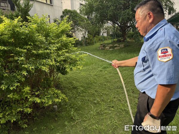 ▲58歲曾先生巡視社區設備、協助住戶處理問題,展現多年現場經驗的沉穩與細心。(圖/記者游瓊華翻攝)