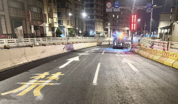 ▲桃園市平鎮區環南路配合鐵路地下道工程自去年8月施工,這兩天進行級配鋪設作業。(圖/平鎮警方提供)