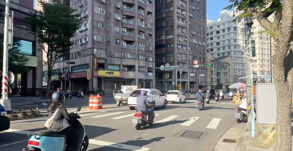 ▲桃園市平鎮區環南路配合鐵路地下道工程寓意明天上午5時竣工通車,籲請用路人遵循現場交維人員指揮及標誌指示行進。(圖/平鎮警方提供)