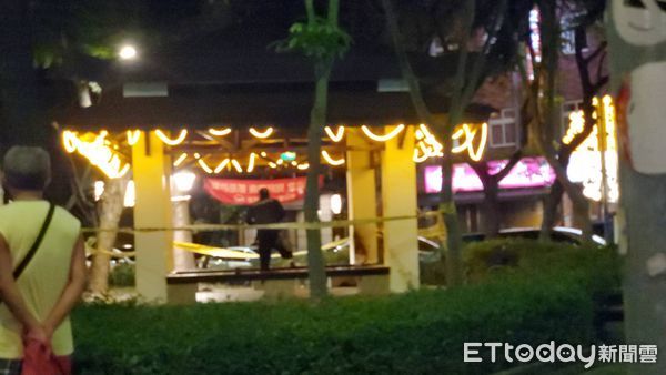 ▲▼快訊/北市一男公園內「全身著火」狂燒 周圍民眾嚇傻。(圖/記者黃彥傑攝)