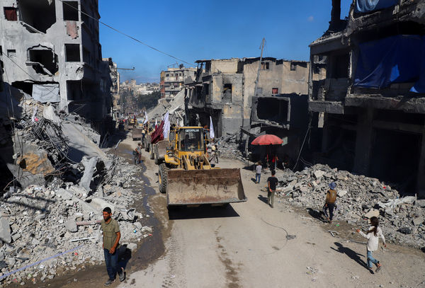 ▲▼重型機具在加薩市(Gaza City)協助清運。(圖/路透)