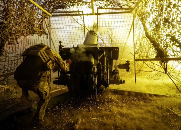 ▲ 烏克蘭武裝部隊第115獨立機械化旅士兵在哈爾科夫地區前線城鎮庫皮揚斯克附近,向俄軍發射D-30榴彈炮。(圖/路透)