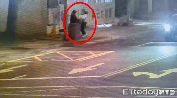 ▲北市淫男褲子半脫逼近年輕女,當街爆發拉扯,現場畫面曝光。(圖/記者張君豪翻攝,下同)