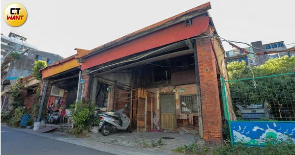 地主阿德的妹妹感嘆,住家所採用的建材是僅次於總統府所用建材一級紅磚(TR磚)的二級紅磚,只是再好的建材依然難敵百年光陰的侵蝕。(圖/黃耀徵攝)