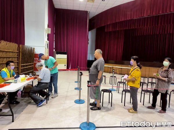 ▲竹山鎮發放重陽敬老禮金,雙軌服務更貼心。(圖/竹山鎮公所提供)