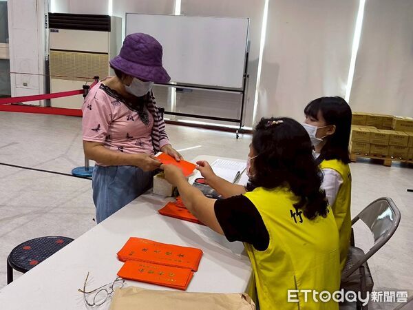 ▲竹山鎮發放重陽敬老禮金,雙軌服務更貼心。(圖/竹山鎮公所提供)