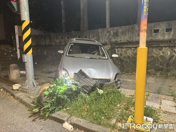 ▲▼花蓮一名男子清晨駕車自撞路旁路墩,但員警到場竟發現車內空無一人。(圖/花蓮警分局提供,下同)