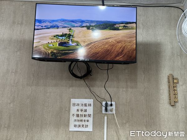 ▲▼「因政治藍綠有爭議,本店電視不播放新聞,改放輕音樂,敬請見諒」 。(圖/記者翁伊森翻攝)