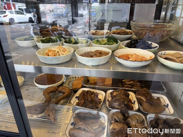 ▲▼「因政治藍綠有爭議,本店電視不播放新聞,改放輕音樂,敬請見諒」 。(圖/記者翁伊森翻攝)