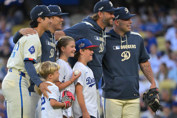 ▲山本由伸、克蕭、克蕭家人。(圖/路透)
