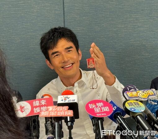 ▲楊一展把親姊遺物當作紅毯幸運物。(圖/記者黃庠棻攝)