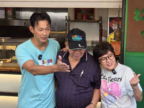 ▲威廉今天現身幫助劉伯伯。(圖/記者葉文正攝)