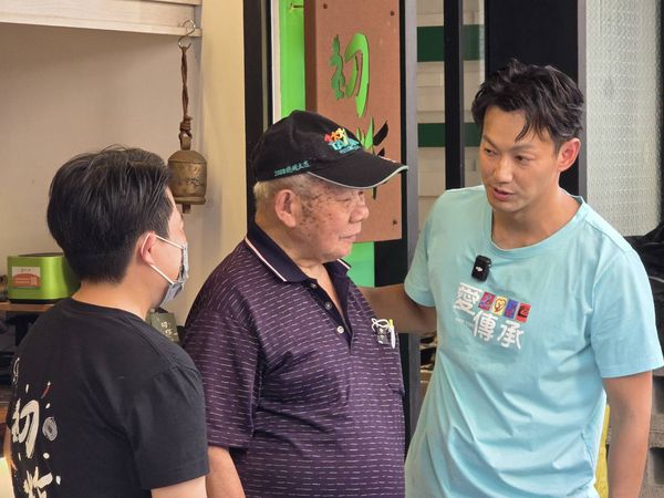 ▲威廉今天現身幫助劉伯伯。(圖/記者葉文正攝)