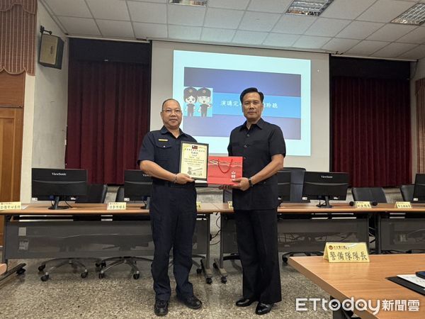 ▲最暖退休所長胡傳明現身大武警分局。(圖/記者楊晨東翻攝)