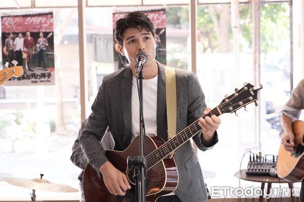 ▲▼鳳小岳&壓克力柿子。(圖/記者鄭毓齡攝)