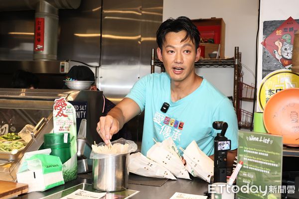 ▲▼閃兵藝人威廉與劉展成伯伯公益活動。(圖/記者攝影中心攝)