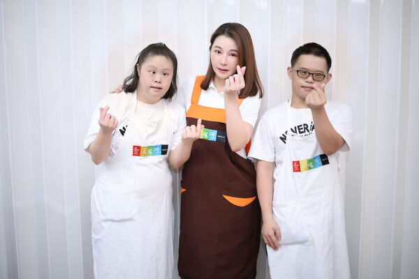 ▲陳怡蓉(右)與唐寶寶手作餅乾。(圖/聖緹雅提供)