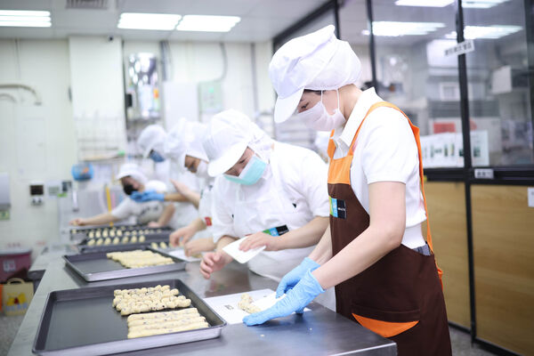 ▲陳怡蓉(右)與唐寶寶手作餅乾。(圖/聖緹雅提供)