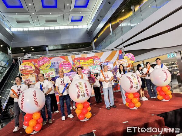 ▲南紡購物中心11週年慶登場,總經理莊景堯率團隊揮棒啟動活動,象徵業績衝破18億元。(記者林東良翻攝,下同)