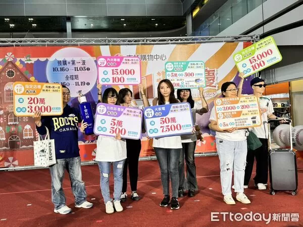 ▲南紡購物中心11週年慶登場,總經理莊景堯率團隊揮棒啟動活動,象徵業績衝破18億元。(記者林東良翻攝,下同)