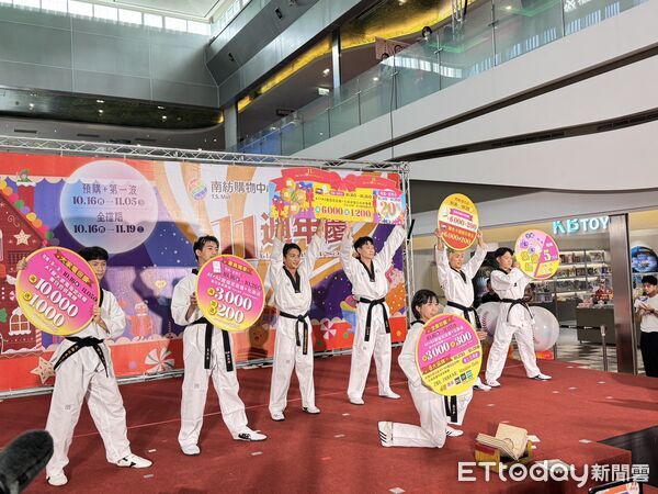 ▲南紡購物中心11週年慶登場,總經理莊景堯率團隊揮棒啟動活動,象徵業績衝破18億元。(記者林東良翻攝,下同)