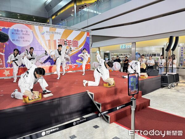 ▲南紡購物中心11週年慶登場,總經理莊景堯率團隊揮棒啟動活動,象徵業績衝破18億元。(記者林東良翻攝,下同)