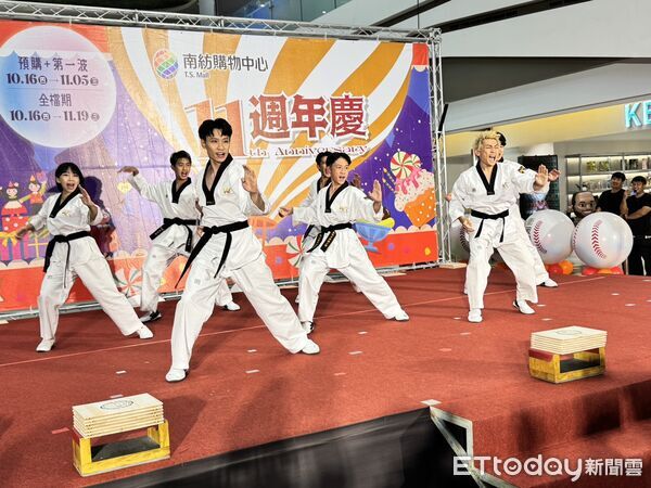 ▲南紡購物中心11週年慶登場,總經理莊景堯率團隊揮棒啟動活動,象徵業績衝破18億元。(記者林東良翻攝,下同)